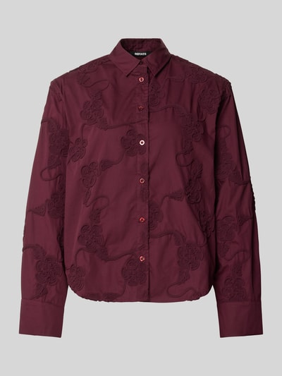 Produktfoto, Oversized Hemdbluse aus reiner Baumwolle von ROTATE in dunklem Bordeauxrot mit floralen Stickereien, langärmlig, Knopfleiste.