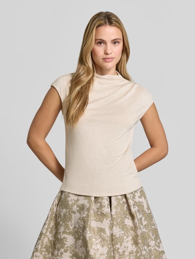 Kobieta modelka ma na sobie bluzkę 'Slim Fit Bluse aus Viskose-Mix in Strick-Optik' od SWING, mieszanka wiskozy, krój slim fit, imitacja dzianiny, stójka, krótkie rękawy, Długość tyłu w rozmiarze 36: 60 cm, jasny beż, abstrakcyjna faktura, widok całej sylwetki z przodu.