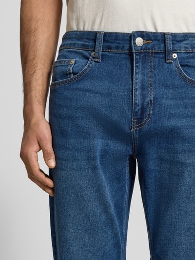 Männermodel trägt Regular Fit Jeans aus Baumwoll-Mix Modell 'WEFT' von Only & Sons, Optik: Unifarben, Denim Struktur, Nahaufnahme Oberkörper.