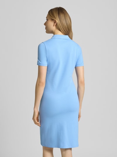 Frauenmodel trägt Knielanges Polokleid mit Label-Stitching von Gant aus Baumwoll-Elasthan-Mix in Blau, Gerader-Schnitt, Knielänge, Rückenlänge bei Größe S 95 cm, Brustweite 41 cm, Ärmellänge 20 cm, Ganzkörperansicht Rückansicht.