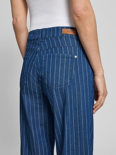 Frauenmodel trägt Jeans im Allover-Look Modell 'Liz' von Angels aus Baumwoll-Mix mit Stretch-Anteil, Wide Leg, Detailaufnahme Rückansicht.