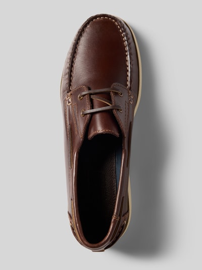 Produktfoto, Bootsschuhe aus Rindsleder mit Schnürung Modell 'Yardport' von Gant in Braun, abgerundete Form, strukturierte Sohle, Detailansicht, Absatzhöhe 2 cm, Schafthöhe 7 cm, Schaftweite 5 cm.