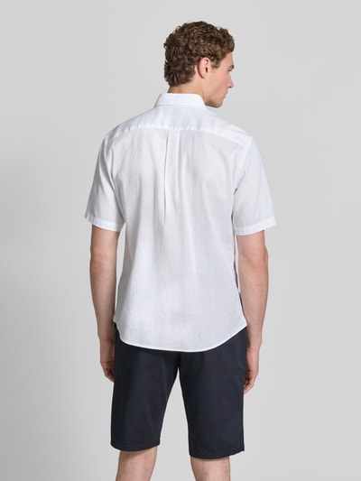 Männermodel trägt weißes Slim Fit Freizeithemd aus Leinen-Baumwoll-Mix von Fynch-Hatton, strukturierte Oberfläche, Ganzkörperansicht Rückansicht.