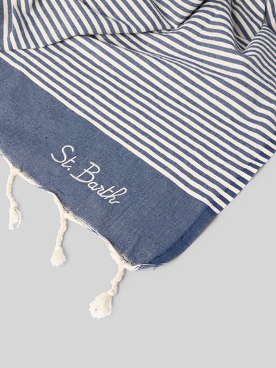 Produktfoto, Herren Handtuch aus reiner Baumwolle, rechteckige Passform, Modell 'Foutas', Logo-Detail, MC2 Saint Barth, 100 cm Breite, 200 cm Länge, gestreiftes Design in Blau und Weiß, weiche Textur
