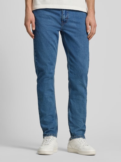 Männermodel trägt Jeans mit 5-Pocket-Design von Levi's®, Slim Fit, blaue Baumwoll-Mix-Textur, Ganzkörperansicht von vorne.