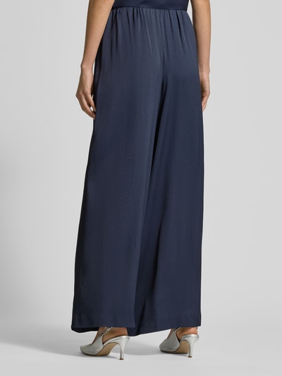 Vrouwenmodel draagt Hose met wijd been model 'TWEEZER' van Drykorn, donkerblauwe kleur, materiaal-mix met stretch, elastische tailleband, zijzakken, Ganzkörperansicht achterkant.