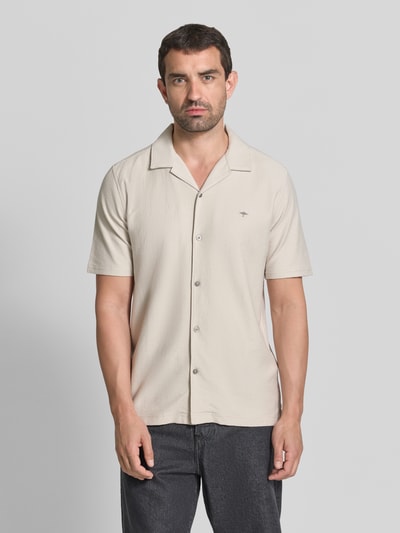 Männermodel trägt Loose Fit Freizeithemd aus reiner katoen van Fynch-Hatton in beige met gladde structuur, Ganzkörperansicht van voren.
