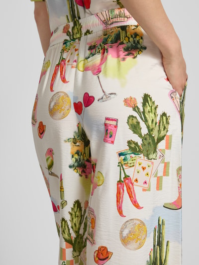 Männermodel trägt Wide Fit Stoffhose aus Viskose-Mix mit Allover-Motiv-Print von Marc Cain, elastischer Bund, kolorowe motywy, Szerokość w rozmiarze 36: 37 cm, długość wewnętrzna nogawki: 80 cm, detaliczne ujęcie tylnej części spodni