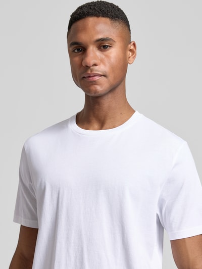 Männermodel trägt T-Shirt mit Rundhalsausschnitt Modell 'DEN' von CINQUE aus reiner Baumwolle, weiß, Regular Fit, Nahaufnahme Oberkörper.