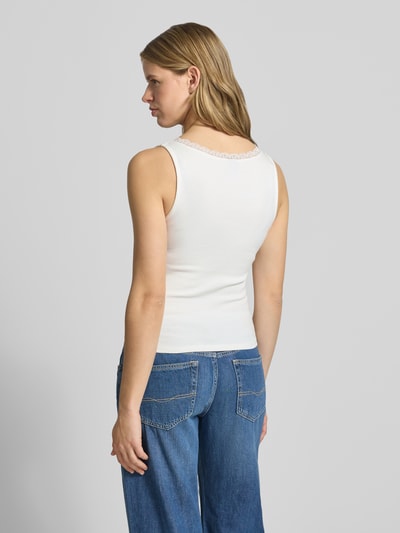 Frauenmodel trägt Trägertop in Ripp-Optik mit Spitzenbesatz von Gina Tricot, Baumwoll-Elasthan-Mix, Slim-Fit, Rückenlänge 50 cm, Ganzkörperansicht Rückansicht.