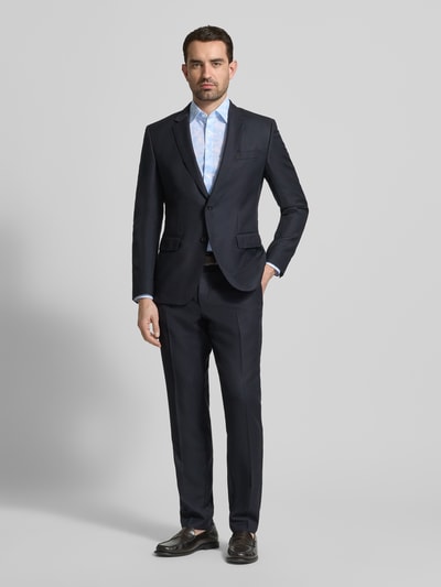 Männermodel trägt Slim Fit Business-Hemd mit Kentkragen von OLYMP, Baumwoll-Elasthan-Mix, hellblau gemustert, Ganzkörperansicht von vorne.