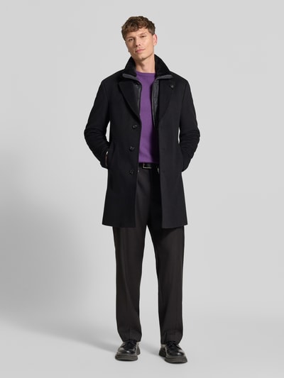 Männermodel trägt Regular Fit Mantel aus Woll-Mix Modell 'Morris' von JOOP! COLLECTION in Schwarz, Ganzkörperansicht von vorne.