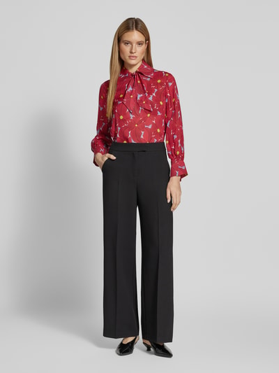 Vrouwenmodel draagt Schluppenbluse aus Viskose mit Schluppenkragen van Luisa Cerano, rechte fit, rode kleur met print, volledige lichaamsvooraanzicht.