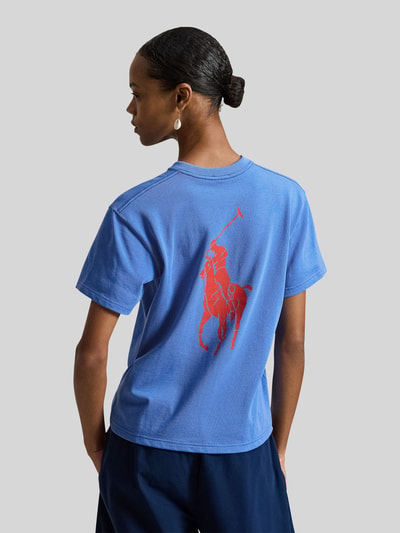 Frauenmodel trägt Regular Fit T-Shirt aus reiner Baumwolle von Polo Ralph Lauren in Blau mit rotem Motiv-Print, unifarben, Rückansicht.