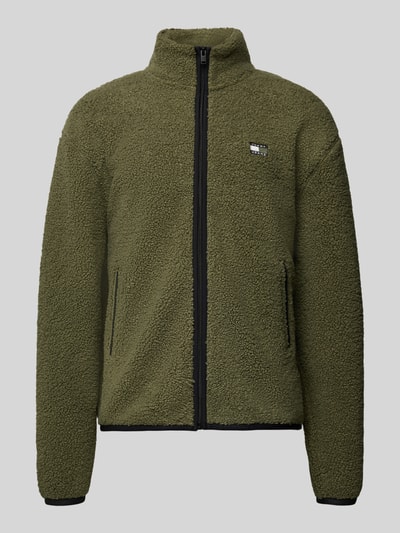 Produktfoto, Relaxed Fit Fleecejacke in Teddyfleece-Optik von Tommy Jeans in Olivgrün, Optik: Unifarben, Passform: Relaxed-Fit, Stehkragen, Reißverschluss, Label-Stitching-Applikation, Logo-Detail, Ärmelform: Langarm, elastischer Ärmelabschluss und Rumpfabschluss, seitliche Eingrifftaschen, Materialverarbeitung: Webkunstfell
