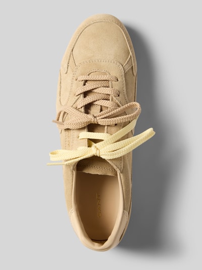Produktfoto, Sneaker aus Leder mit Label-Detail Modell 'Sperly' von Gant in Beige mit abgerundeter Form, strukturierter Sohle, Schnürverschluss, Echtleder, Damen, Absatzhöhe 1 cm, Schafthöhe und Schaftweite 8 cm.