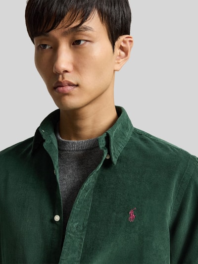 Männermodel trägt Custom Fit Freizeithemd aus reiner Baumwolle von Polo Ralph Lauren in Dunkelgrün, Nahaufnahme Oberkörper.