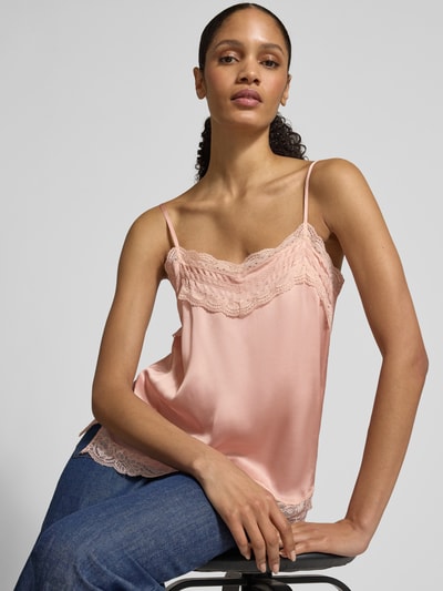 Modelka nosi Regular Fit Blusentop mit Spitzenbesatz von Jake*s Collection, satyn, półprzezroczysty, krój regular fit, ramiączka spaghetti, długość pleców w rozmiarze 36: 44 cm, widok na górną część ciała z przodu