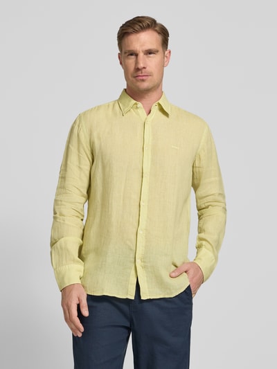 Männermodel trägt Regular Fit Freizeithemd aus reinem Leinen Modell 'RELEGANT' von JOOP! in Unifarben mit Kentkragen und Flammgarn, Ganzkörperansicht von vorne.