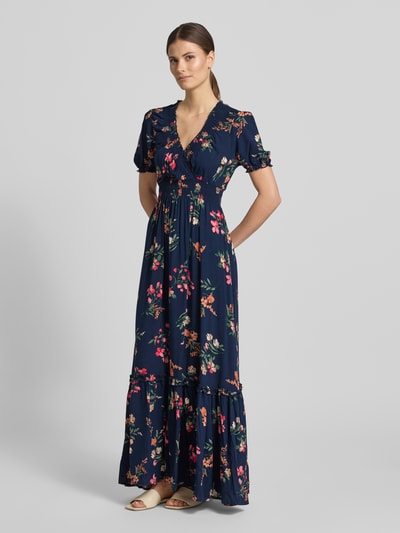 Frauenmodel trägt Regular Fit Maxikleid aus reiner Viskose mit V-Ausschnitt von Apricot, floraler Allover-Print, Ganzkörperansicht von vorne.