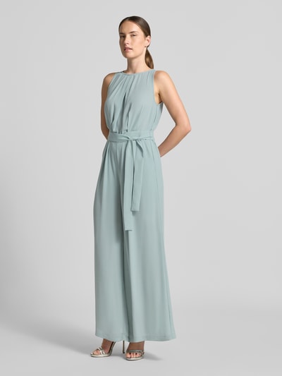 Frauenmodel trägt Jumpsuit mit rückseitigem V-Ausschnitt von Zero in Hellblau, taillierter Schnitt, fließender Stoff, Ganzkörperansicht von vorne.