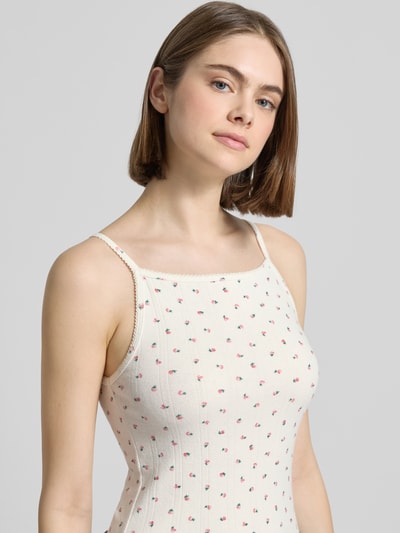 Vrouwenmodel draagt Slim Fit Tank Top aus Baumwoll-Mix van Levi's®, fijnrib katoen, allover bloemmotief, label patch, smalle bandjes, karreehals, detailopname bovenlichaam.