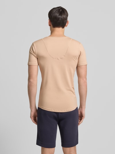 Männermodel trägt T-Shirt mit V-Ausschnitt von Mey aus Baumwoll-Mix mit Stretch-Anteil, Slim Fit, beige, Ganzkörperansicht Rückansicht.