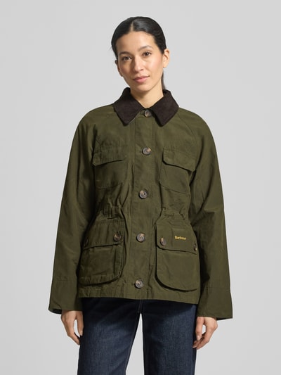 Kobiece model prezentuje Regular Fit Kurtka funkcyjna z czystej bawełny Model 'CROTON' od Barbour, efekt: jednolity kolor, wykładany kołnierz, listwa guzikowa, wyhaftowane logo, hydrofobowy materiał, długi rękaw; materiał: bawełna. Ganzkörperansicht von vorne