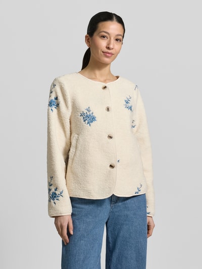 Frauenmodel trägt Teddyfelljacke mit Stitchings Modell 'VIADA' von Vila in Creme mit blauen Details, Regular Fit, Rundhalsausschnitt, Knopfleiste, sichtbare Nahtstruktur, Rückenlänge 57 cm, Schulterbreite 40 cm, Brustweite 57 cm, Ärmellänge 62 cm, Ganzkörperansicht von vorne.