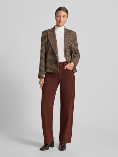 Frauenmodel trägt Loose Fit Jeans mit 5-Pocket-Design Modell 'CAROL' von Mango aus reiner Baumwolle in Braun mit lockerem Schnitt, Ganzkörperansicht von vorne.