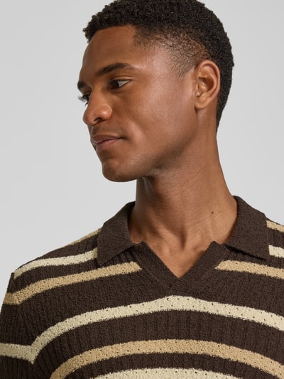 Männermodel trägt Slim Fit Poloshirt mit V-Ausschnitt von bugatti, Baumwoll-Mix, Allover-Look, Nahaufnahme Oberkörper.