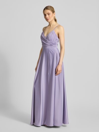 Modelka kobieca ma na sobie Abendkleid aus Satin mit Raffungen od Laona, satynowy materiał, krój slim fit, marszczenia, zamek kryty, ramiączka spaghetti, długość pleców w rozmiarze 36: 145 cm, szerokość w rozmiarze 36: 34 cm, widok całej sylwetki z przodu.