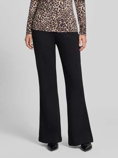 Vrouwenmodel draagt Flared Cut broek uit viscosemix met achterzakken van Christian Berg Woman, zwart, met stretch, Ganzkörpervooraanzicht.