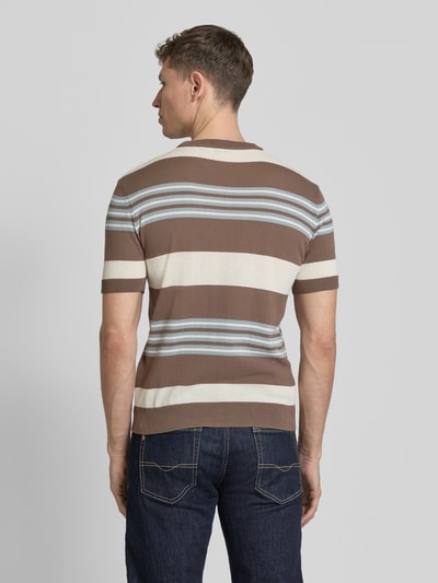 Männermodel trägt Strickshirt mit Rundhalsausschnitt von Manuel Ritz in Braun mit Allover-Look aus Reine Baumwolle, Slim-Fit, Rückenlänge 65 cm, Ganzkörperansicht Rückansicht.