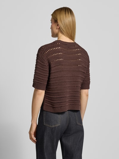 Frauenmodel trägt Regular Fit Sweatshirt mit Lochmuster Modell 'Mina' von OPUS aus Baumwoll-Mix, Farbe Braun, elastische Abschlüsse, Halbarm, Rundhalsausschnitt, Rückenlänge 51 cm, Ärmellänge 61 cm, Ganzkörperansicht Rückansicht