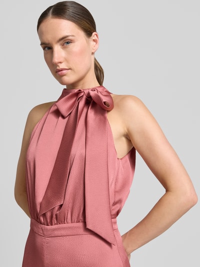Vrouwenmodel draagt Jumpsuit met Schluppe und rückseitigem Knopfverschluss van Swing, satijn, getailleerd model, borstwijdte 66 cm, ruglengte 37 cm, totale lengte 152 cm, binnenbeenlengte 82 cm, nahaufnahme bovenlichaam.