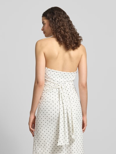 Frauenmodel trägt Slim Fit Top mit Neckholder von Gina Tricot aus Elastischer-Material-Mix, V-Ausschnitt, Rückenlänge 58 cm, Ganzkörperansicht Rückansicht.