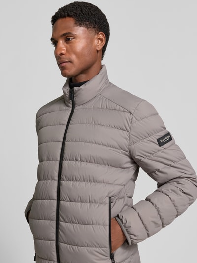 Männermodel trägt Regular Fit Steppjacke mit Zweiwege-Reißverschluss von Marc O'Polo in Grau, sichtbare Steppnähte, Nahaufnahme Oberkörper.