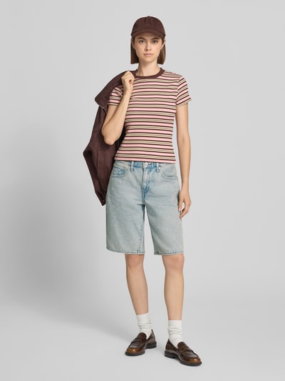 Frauenmodel trägt Regular Fit Jeansshorts aus reiner Baumwolle Modell 'MIDDY JORT' von Levi's®, helle Denim-Optik, Damen Jeansshorts, Ganzkörperansicht von vorne.