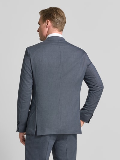 Männermodel trägt Regular Fit Sakko mit Schurwoll-Anteil Modell 'Jasper' von BOSS in Grau, feine Struktur, Ganzkörperansicht Rückansicht.