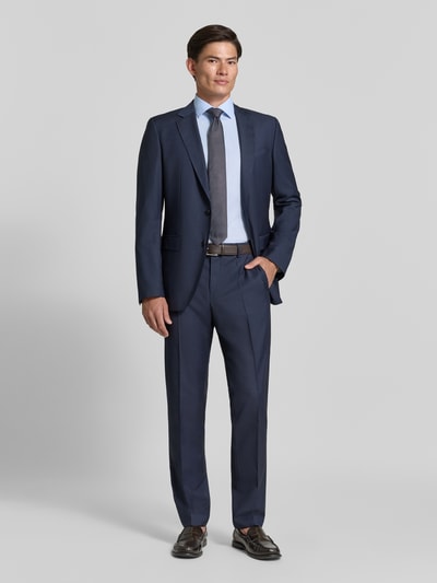 Männermodel draagt lichtblauw Modern Fit zakelijk overhemd uit pure katoen van OLYMP, Heren Businesshemd, Ganzkörperansicht von vorne.