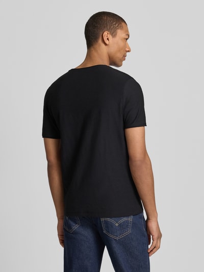 Männermodel trägt schwarzes Herren T-Shirt mit geripptem Rundhalsausschnitt von MCNEAL, Regular-Fit, Rückenlänge 65 cm, Ganzkörperansicht Rückansicht.