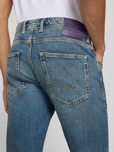 Männermodel trägt Slim Fit Jeans aus katoenmix Model 'Grover' van Replay in blauwe wassing, 5-pocketmodel, detailaufnahme achterkant. Context: Heren jeans van Replay, mix van katoen en elastaan, slim fit, Model 'Grover', knoop- en ritssluiting, 5-pocketmodel, bandwijdte bij maat 32/32: 42 cm, binnenbeenlengte bij maat 32/32: 80 cm.