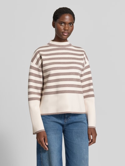 Vrouwenmodel draagt Relaxed Fit Pullover uit viscosemix van Christian Berg Woman, opstaande kraag, ruglengte maat S 61 cm, mouwlengte 60 cm, bruin-wit gestreept, structuur met zachte textuur, vooraanzicht van het hele lichaam.