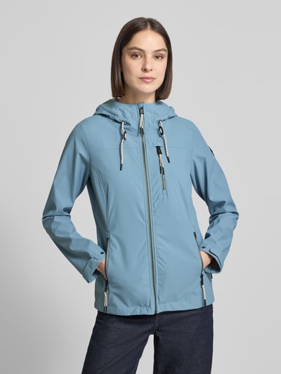 Vrouwenmodel draagt dames jack met capuchon, ritssluiting, ritszakken, model 'GS111' van G.I.G.A. DX, slim fit, blauw, vooraanzicht van bovenlichaam. Ruglengte maat 36: 69 cm, schouderbreedte: 39 cm, borstwijdte: 44 cm, mouwlengte: 65 cm.
