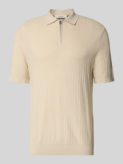 Produktfoto, Regular Fit Poloshirt aus reiner Baumwolle Modell 'CRAN' von SELECTED HOMME, imitacja dzianiny, fakturowany wzór, kołnierzyk polo, dekolt w serek, krótki zamek błyskawiczny, krótki rękaw, prążkowane zakończenia, beżowy kolor, czysta bawełna