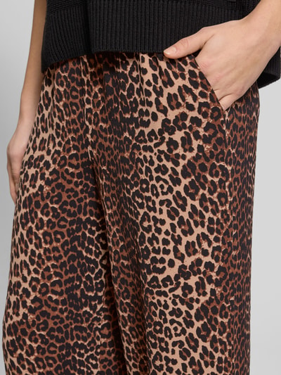 Frauenmodel trägt Weite Hose in Crêpe-Verarbeitung Modell 'TIFFANY' von Pieces, Optik: Unifarben, Passform: Wide Leg, Bundabschluss: Elastisch, seitliche Eingrifftaschen, Materialverarbeitung: Crêpe, Nahaufnahme Oberkörper.