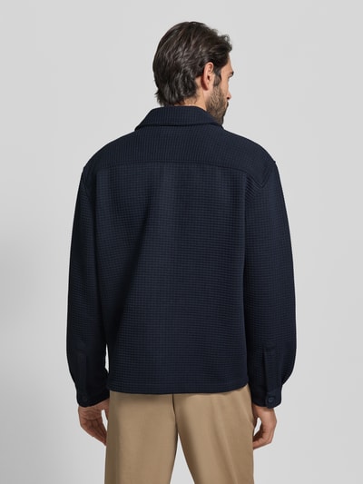 Männermodel trägt Hemdjacke mit Knopfleiste von MCNEAL in Dunkelblau, Material-Mix mit Viskose-Anteil, lockerer Schnitt, Rückenansicht.