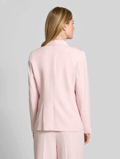 Frauenmodel trägt Regular Fit Blazer mit floralen Applikationen von Christian Berg Woman Selection im Elastischer-Material-Mix, zartrosa, Rückansicht Ganzkörperansicht.