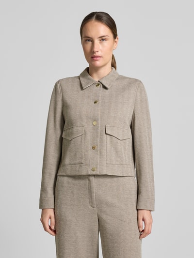 Frauenmodel trägt Regular Fit Hemdjacke mit Viskose-Anteil von s.Oliver BLACK LABEL in Beige mit Knopfleiste und aufgesetzten Taschen, Ganzkörperansicht von vorne.